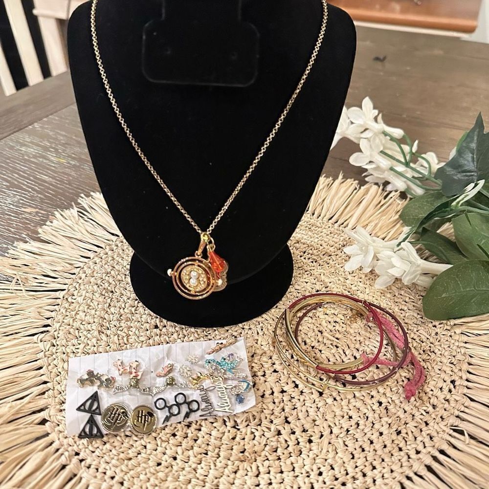 TM & WBEI Lot of Harry‎ Potter Gryffindor Necklace, Bangles and earrings